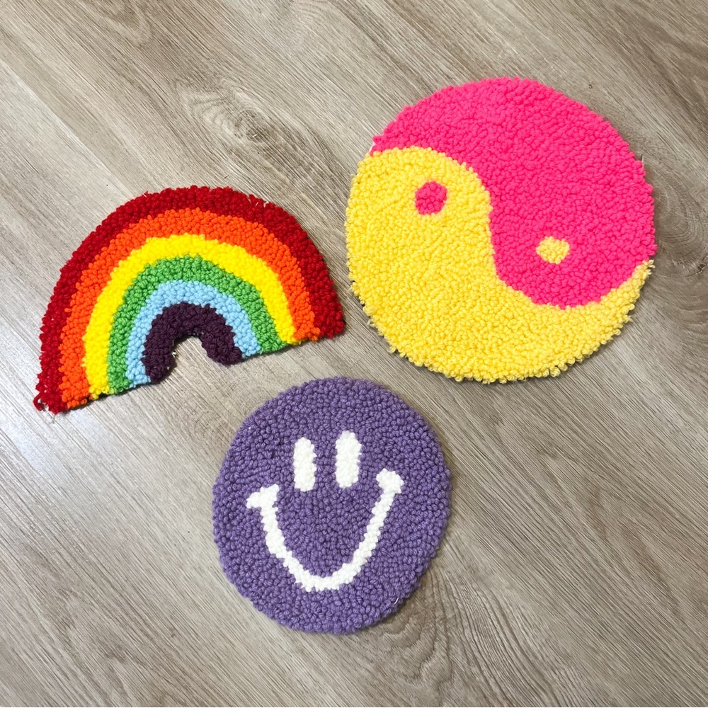 And made small tufted rugs set